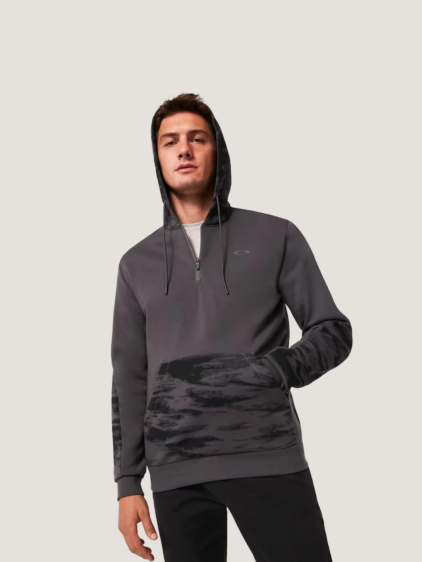 SWEATER OAKLEY HOMBRE CAMO PATCH 1/4 ZIP HOODIE - Image 4