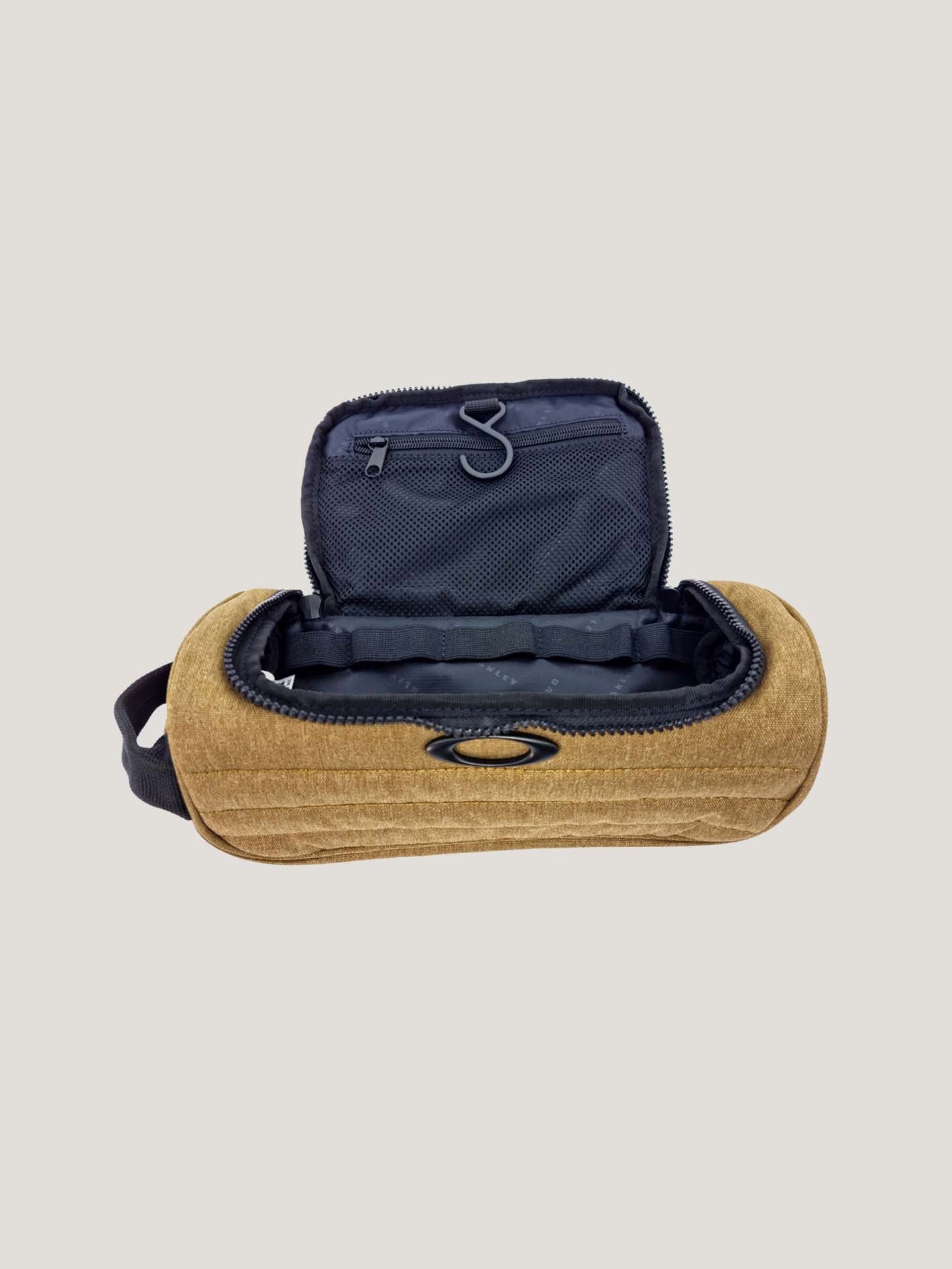 NECESER OAKLEY HOMBRE ENDURO BEAUTY CASE - Image 8