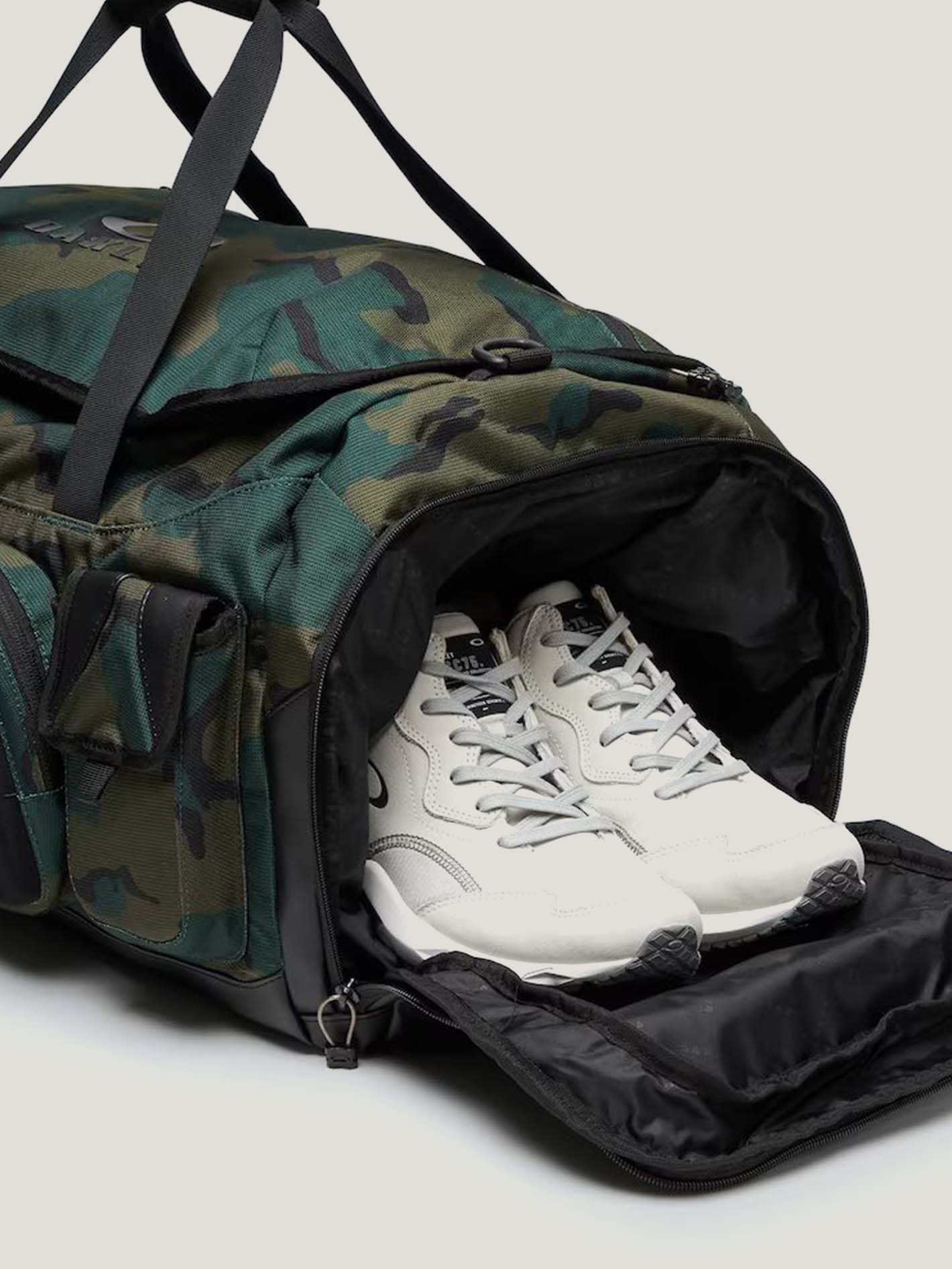 MALETIN OAKLEY HOMBRE URBAN RUCK RC DUFFLE - Image 17